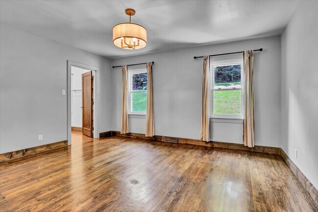 Building Photo - Knoxville 37914 - 3-bedroom, 3-bath home with a finished basement - Contact Chad Weeks (865) 567-...