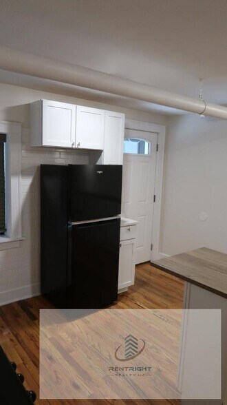 Building Photo - 845 W Agatite Ave