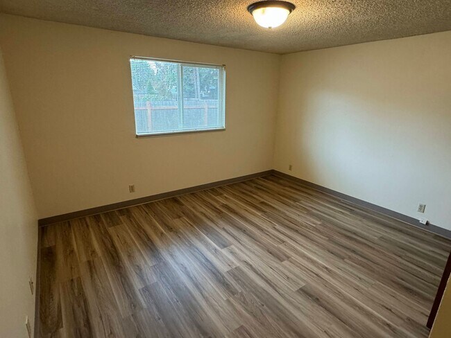 Building Photo - 2 Bedroom in Junction City