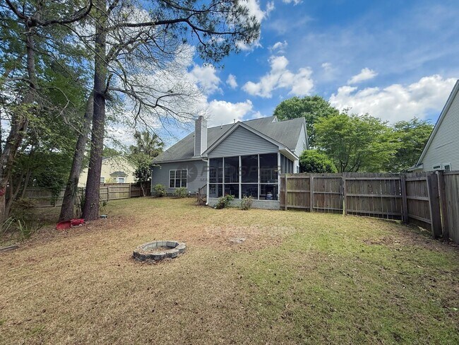 Building Photo - 833 Paran Oaks Dr