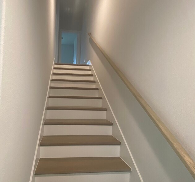 Stairway - 1802 Deacon Hl Ct