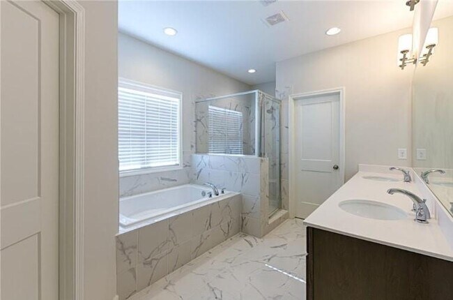 Building Photo - 1771 Stone Hedge Dr