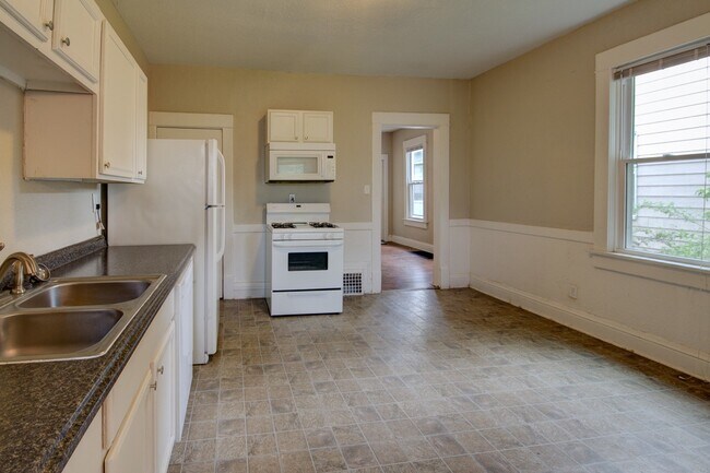 Building Photo - SL AAC1228