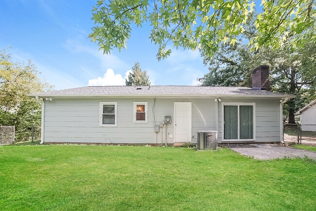 Building Photo - 1670 Village Pl