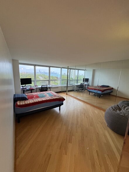 Master bedroom - 4800 S Chicago Beach Dr