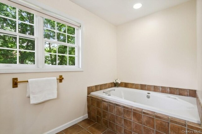 Building Photo - 921 Shore Acres Dr