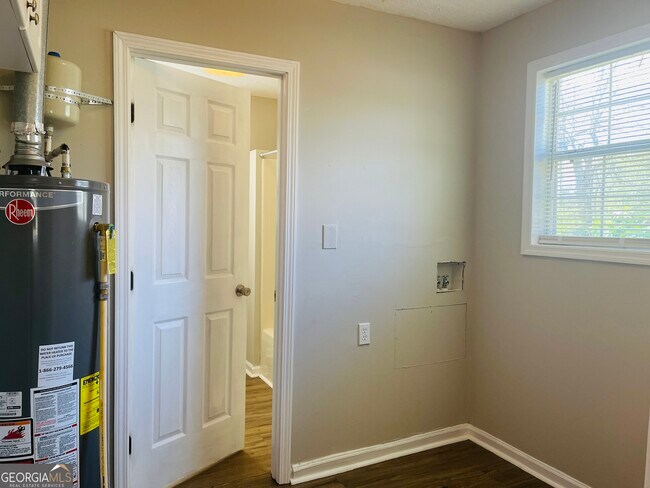 Building Photo - 900 Park Ave