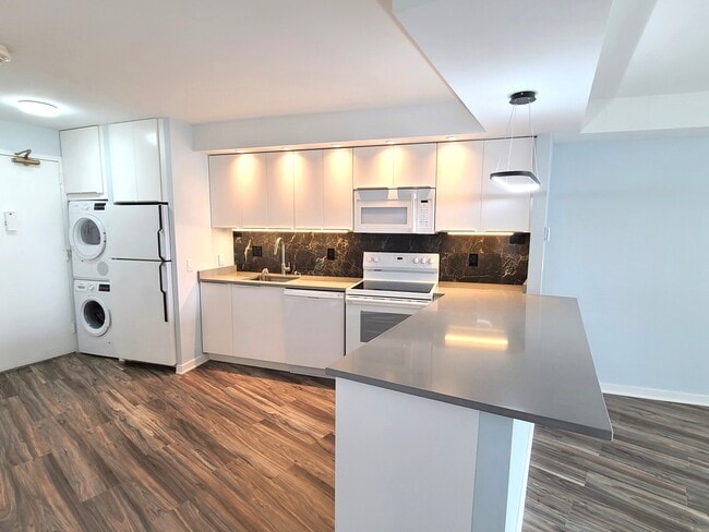 Building Photo - 300 N State St