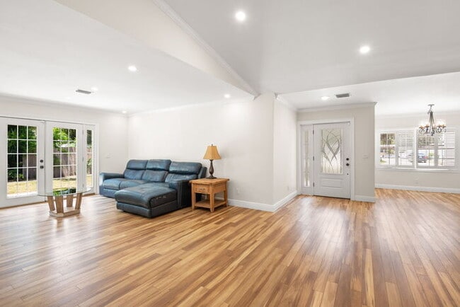 Building Photo - BEAUTIFUL Home For Rent in Lakewood Estates!