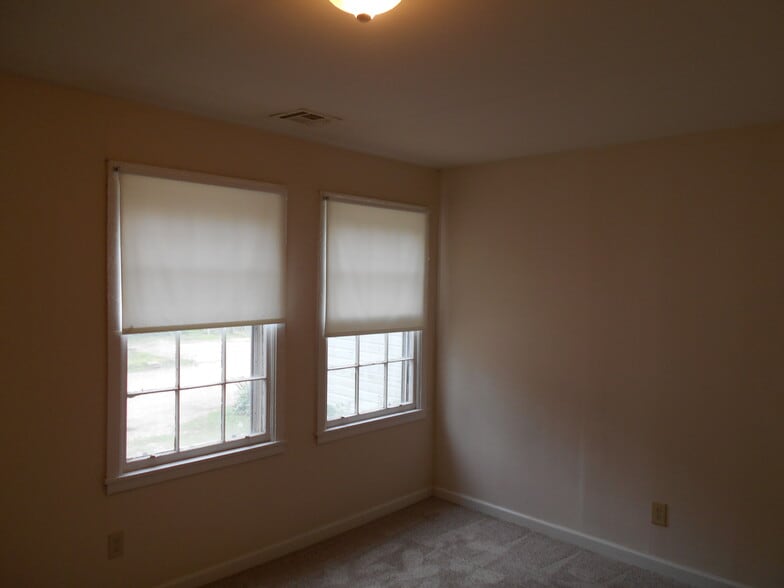 Building Photo - 4405 E Bayley St