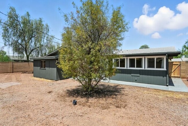 Building Photo - Totally remodeled home in prime Tempe Loca...