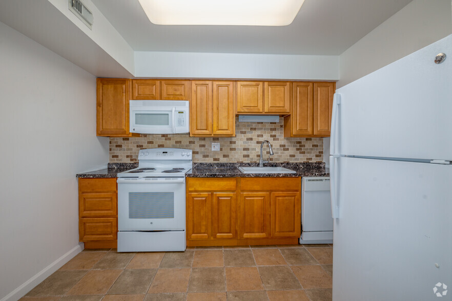 Kitchen - 5 Rm, 2 Bd, 1 Ba - 1,000SF - Bucks Run Apts.