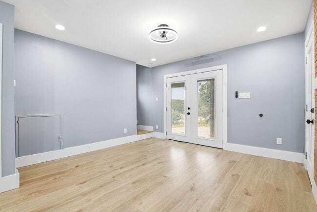 Building Photo - All-Inclusive Lakeside Living: 2BR Home with Flexible Lease Terms