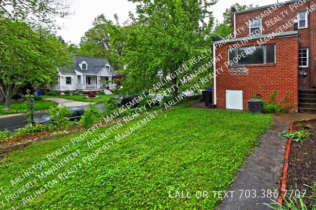 Building Photo - 522 S 26th Rd