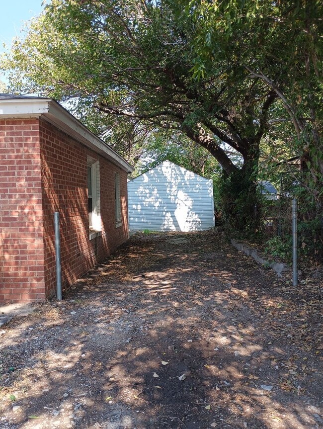 Building Photo - Close to shopping Centers!