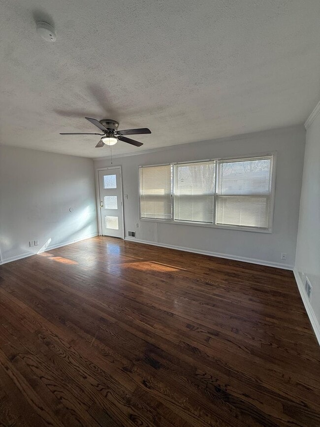 Building Photo - 4 bed 1 bath