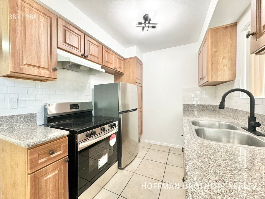 Building Photo - 6561 Fulton Ave