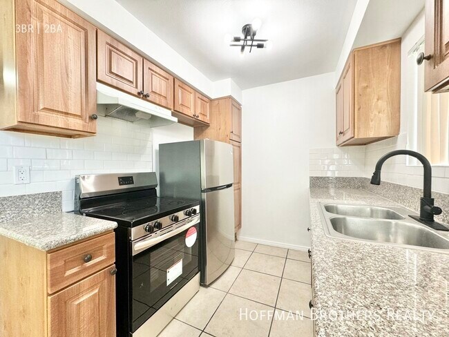 Building Photo - 6561 Fulton Ave