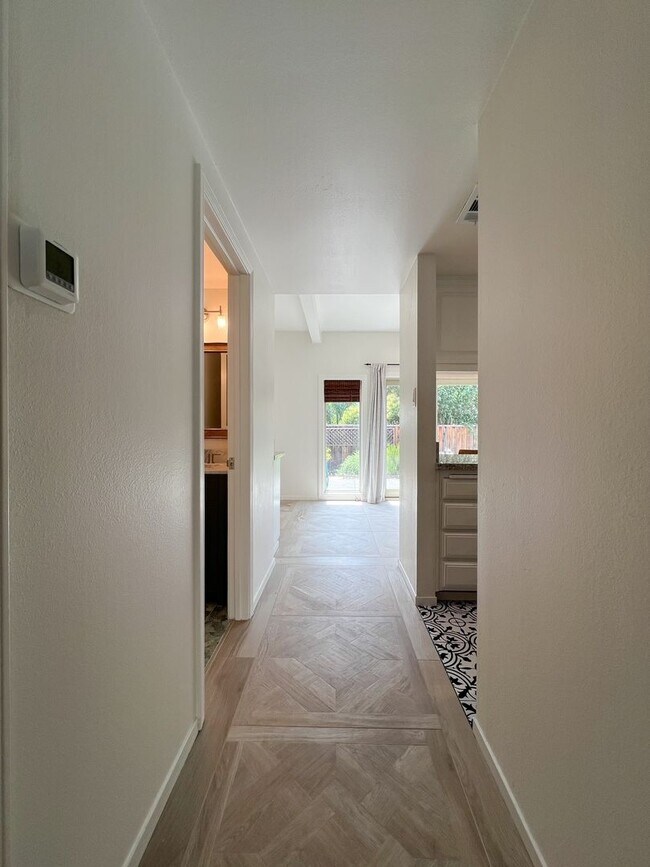 Building Photo - Beautifully Remodeled St. Helena Townhome with Pool Access & 2-Car Garage