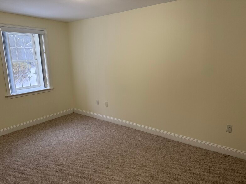 Building Photo - 380 Main St