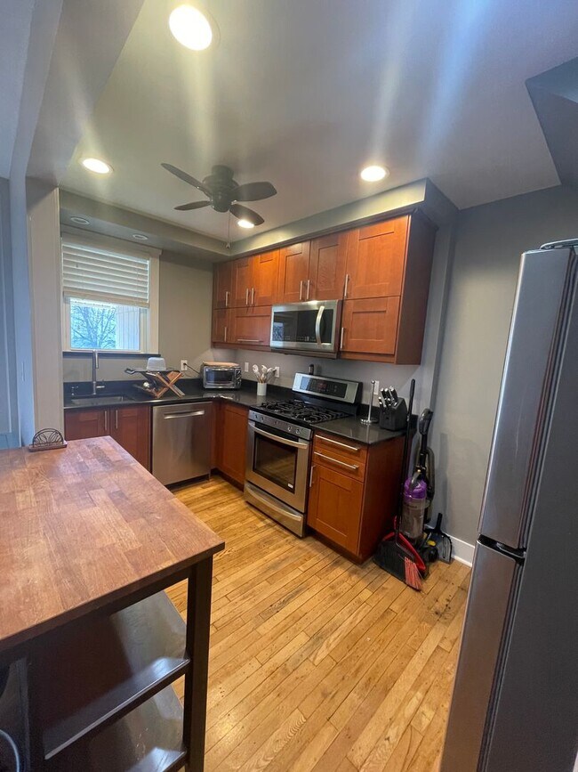 Primary Photo - 2 bedroom home in Oakland