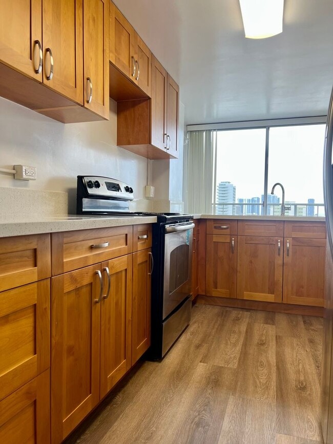 Building Photo - Spacious and Renovated Unit--2Bedrooms, 2B...