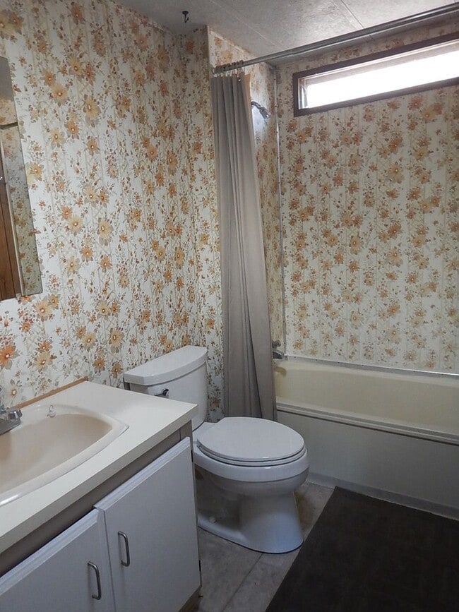 Building Photo - 2 Bedroom Manufactured on South End of Prineville, Close to Hospital - Available Mid May!