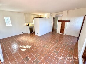 Building Photo - Charming 2Bed 2bath In Hollywood Hills