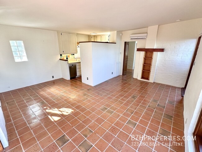 Primary Photo - Charming 2Bed 2bath In Hollywood Hills