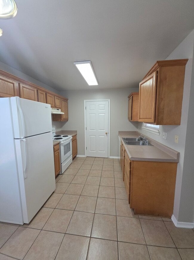 Building Photo - 102 Willow Creek Dr