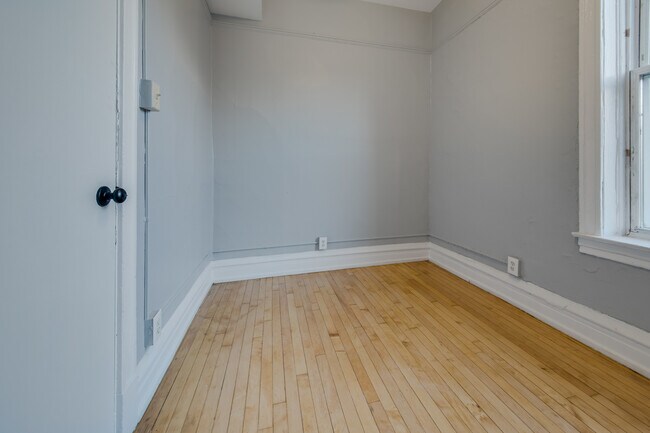 Building Photo - 2511 W Le Moyne St