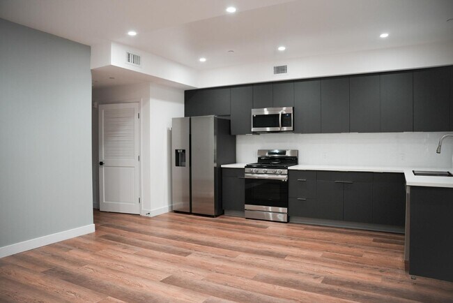 Building Photo - 8940 Reseda Blvd