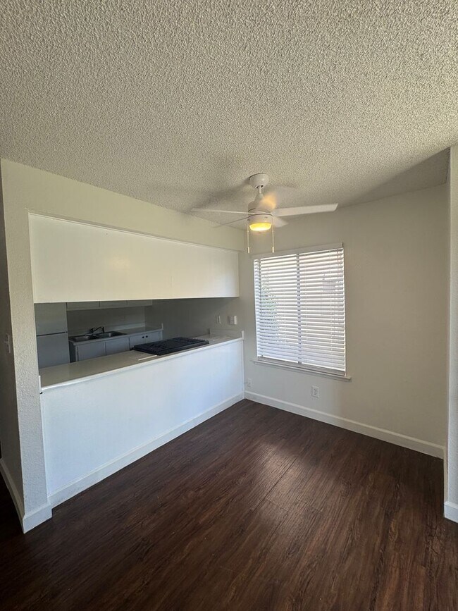 Building Photo - Downstairs Visalia apartment move in ready!