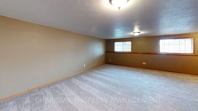 Building Photo - 3 BD, 2 BA AMENITY FILLED TOWNHOME WITH AT...