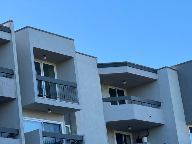 Building Photo - Top Floor Oasis