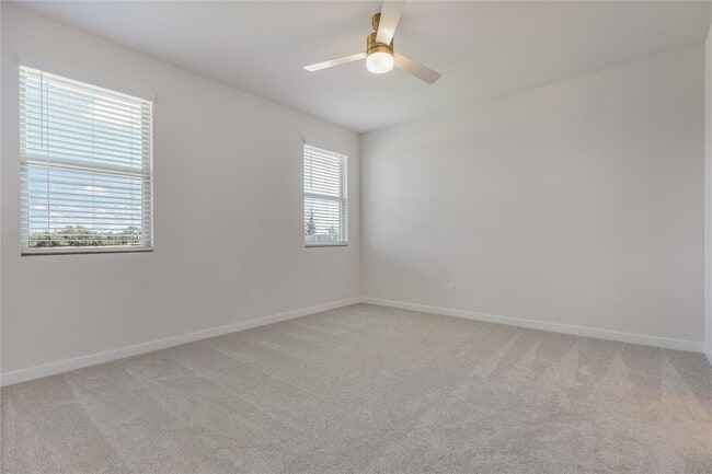 Building Photo - 261 Crater Lk Dr
