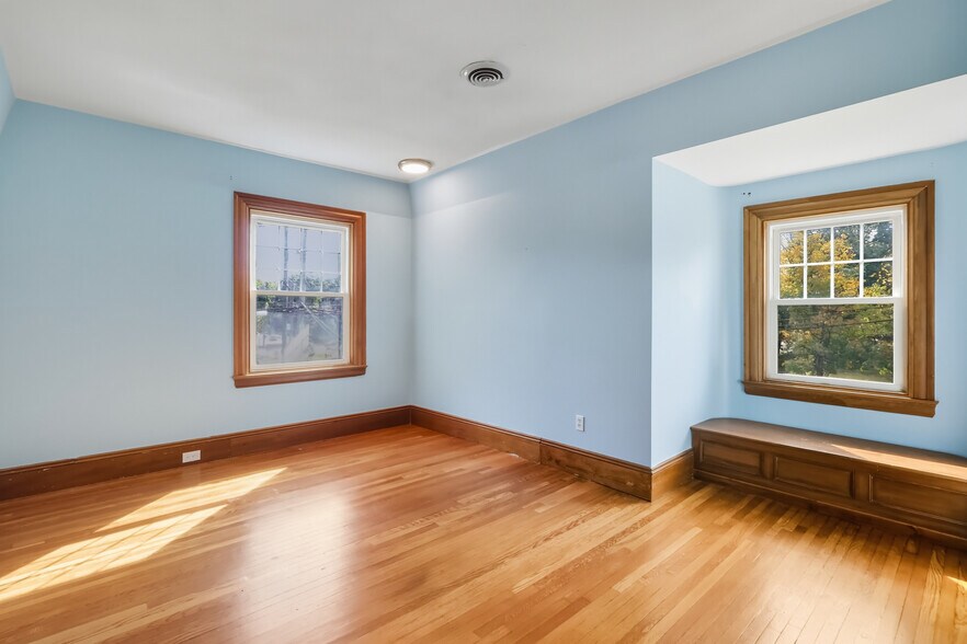 Building Photo - 583 Watertown St