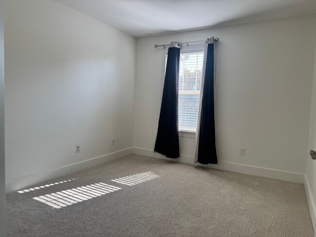 Building Photo - Beautiful 3BR Townhome in Franklin