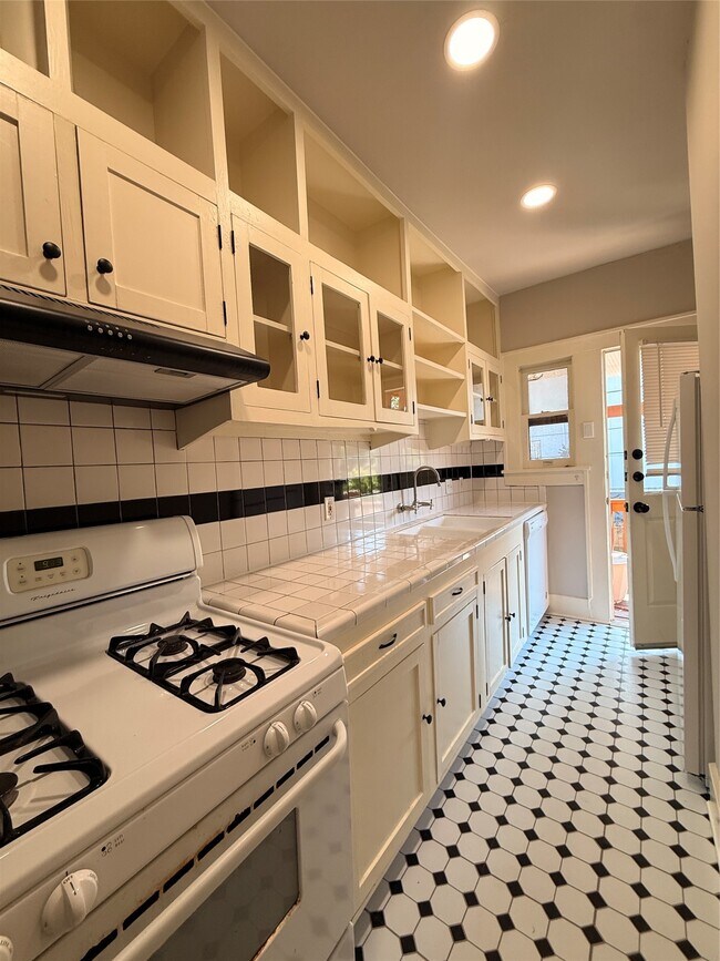 Building Photo - 1201 W Gray St