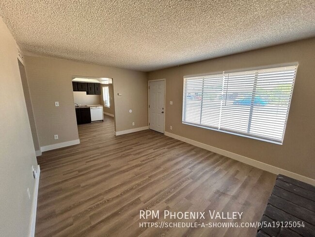 Building Photo - 8443 W Glenrosa Ave
