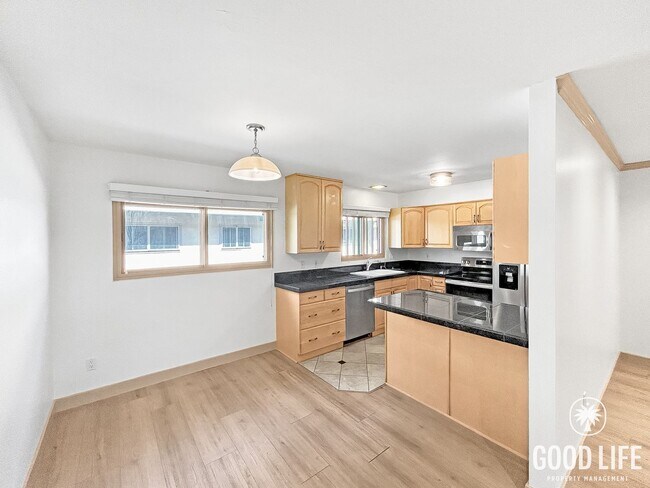 Building Photo - Beautiful 2B/1.5BA Condo W/ AC & Reserved Parking in Point Loma!