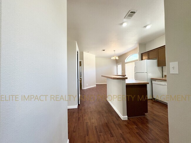 Building Photo - 4247 E White Water Dr