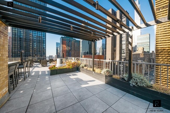 Building Photo - 150 W 51st St