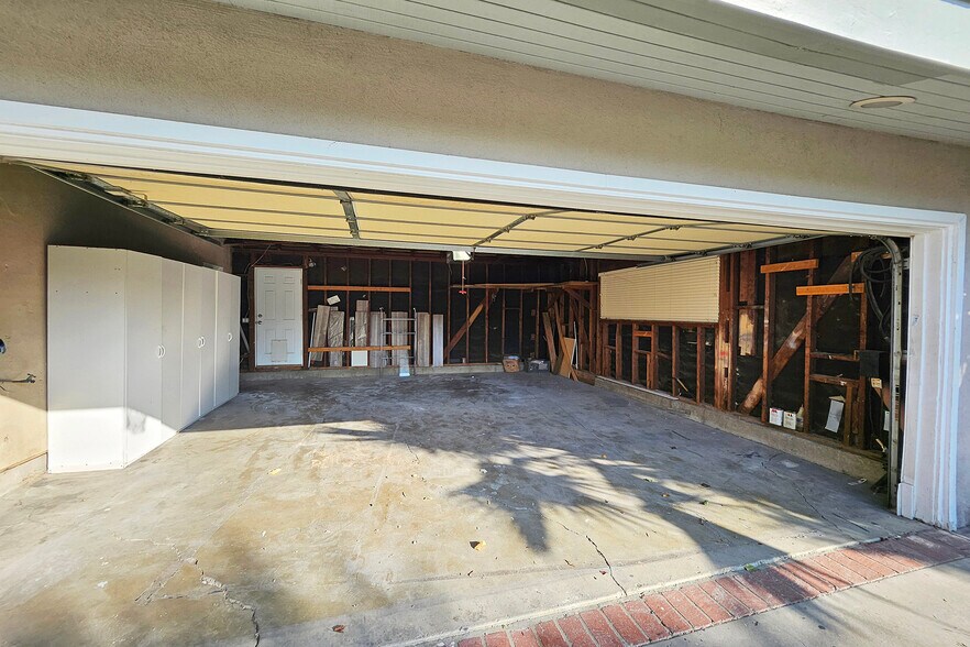 Building Photo - 9321 Donna Ave