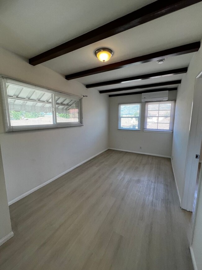 Building Photo - 2 Bedroom 1 Bath Apartment for Rent in Arcadia with New Ductless A/C