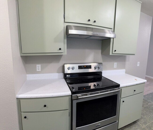 Building Photo - Newly Renovated 3/1 Home w/ Large Yard