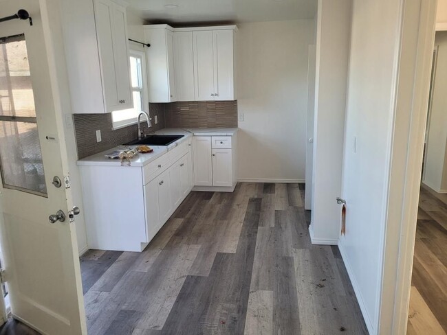 Building Photo - 966 Holly St