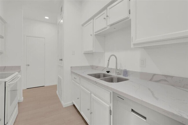 Building Photo - 4001 Tanglewilde St
