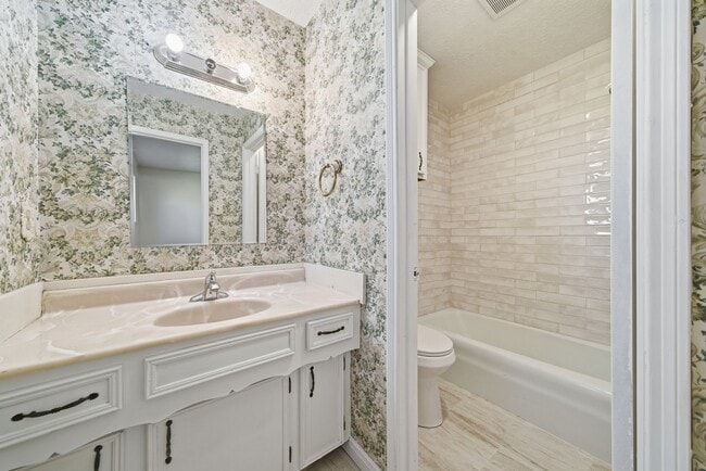 Building Photo - 122 White Cedar St