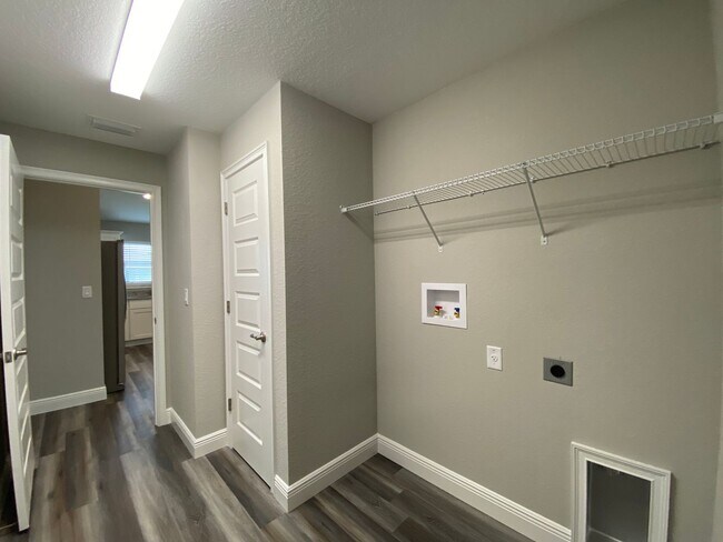 Building Photo - 13 Poplar Ln